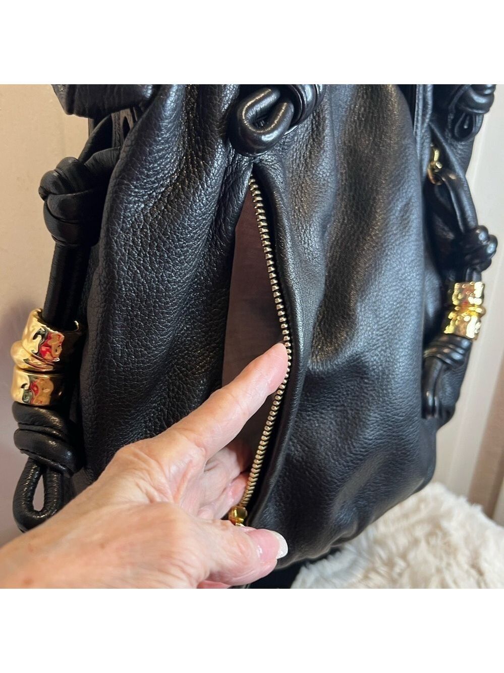 MICHAEL KORS ROSLYN LEATHER SHOULDER BAG IN BLACK THE ROSLYN - Picture 7 of 15